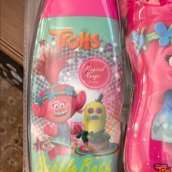 Dreamworks Pink and Blue Bath & Body Set with Trolls Characters - Picture 2 of 13